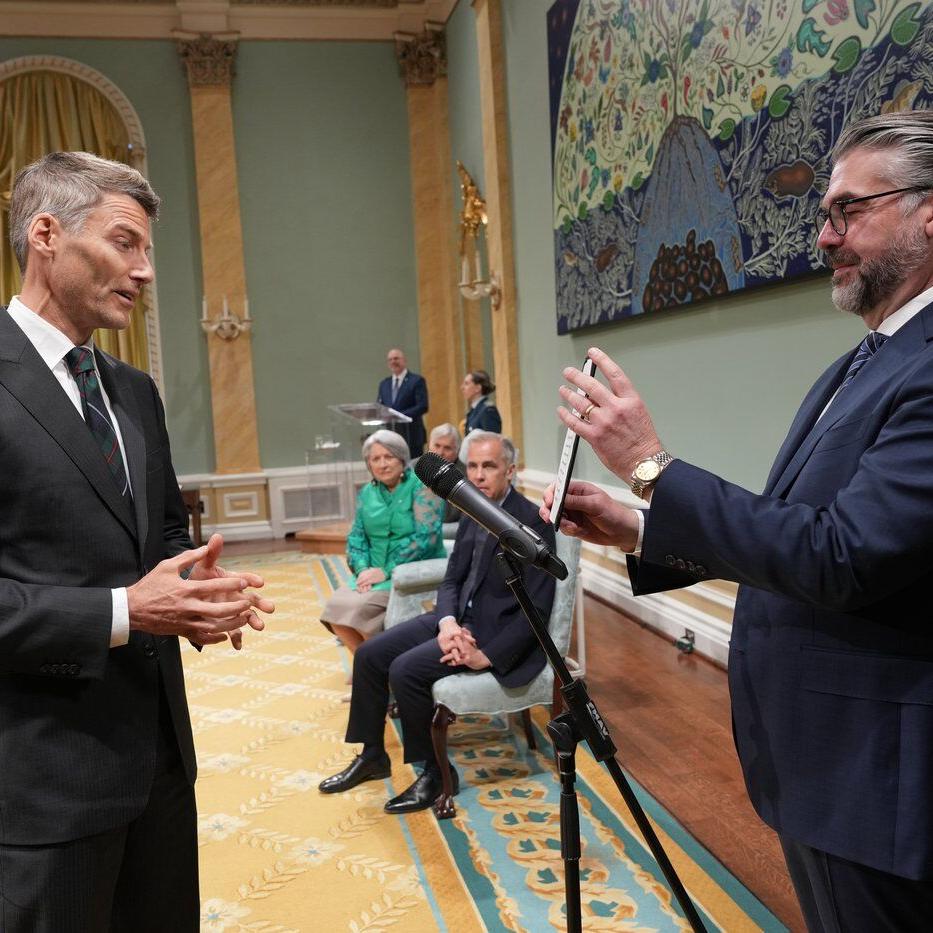 New housing minister says he'll 'leverage' his past as Vancouver mayor in new role